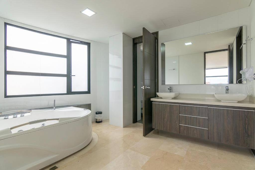 801 El Poblado! Beat Medellin experience Jacuzzi