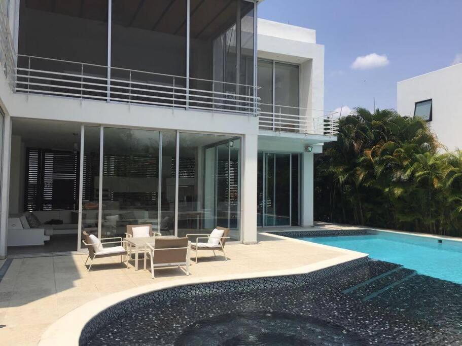 Moderna, Grande y Lujosa casa en él Peñón