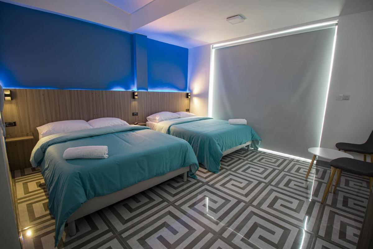 PARIS. HOTEL